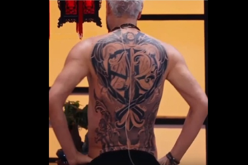 Певец Филипп Киркоров продемонстрировал татуировку на всю спину