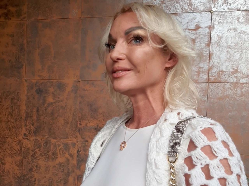 Волочкова появилась на музыкальной премии в свадебном платье в компании спутника