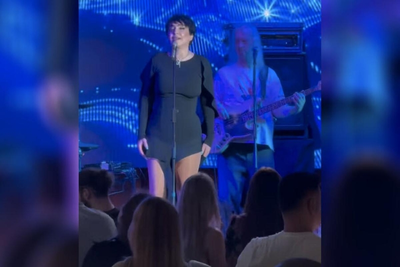 Лолита Милявская вышла на сцену одного из московских ресторанов в мини-платье
