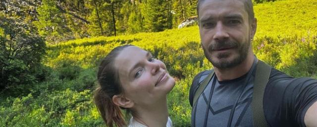 Максим Матвеев опубликовал фото с супругой из поездки по Алтаю