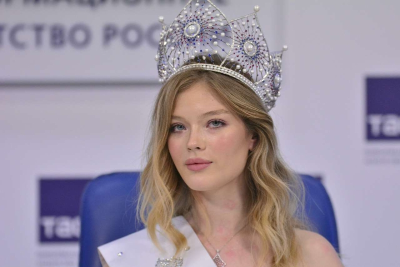 «Мисс Россия−2022» Анна Линникова объявила о помолвке с американским комиком