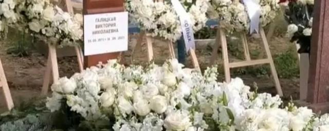 Могила супруги Сергея Галицкого утопает в белых розах спустя 10 дней после похорон