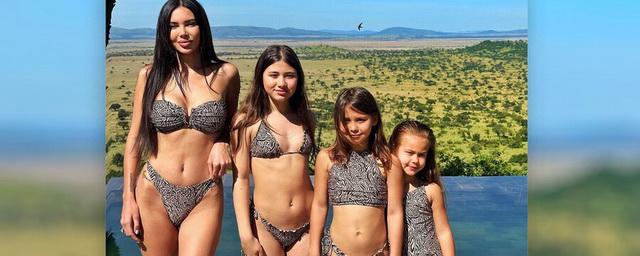 Оксана Самойлова с тремя дочерями сфотографировалась в одинаковых купальниках